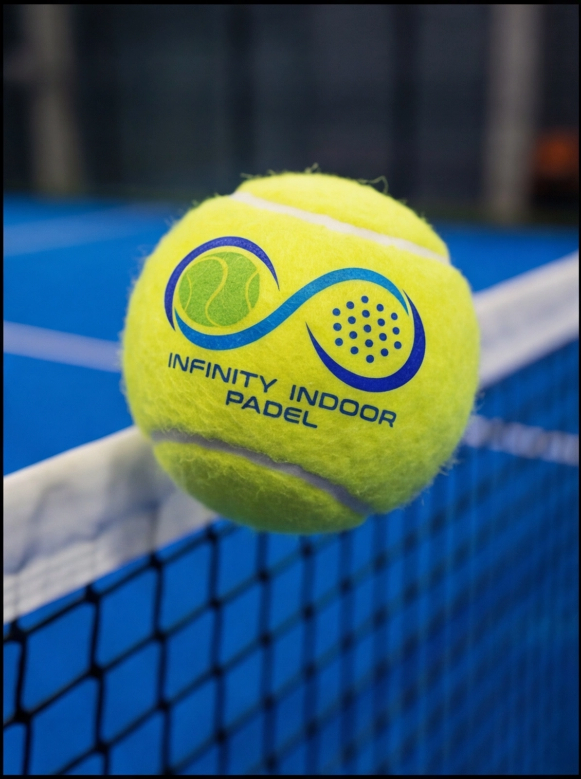 Pelota con el logotipo de Infinity Indoor Padel